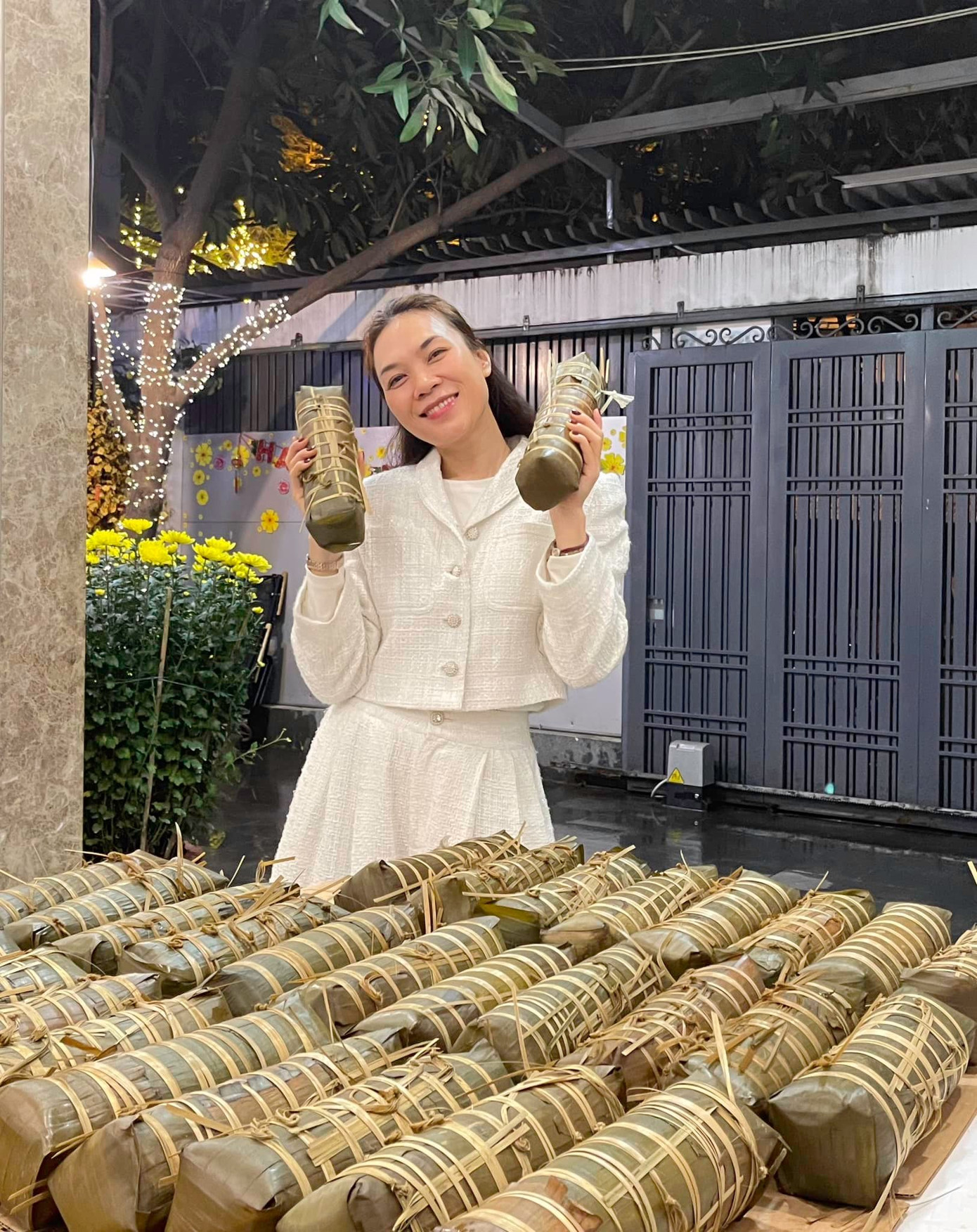Ca sĩ Mỹ Tâm thích không khí chiều cuối năm. Cô vào bếp gói bánh chưng, xào mứt dừa. “Chiều cuối năm không khí lúc nào cũng thật thích. Một năm nhiều cảm xúc, vui vẻ và tràn đầy sự biết ơn. Happy Tết nhé các tri âm của Tâm”, nữ ca sĩ chia sẻ.