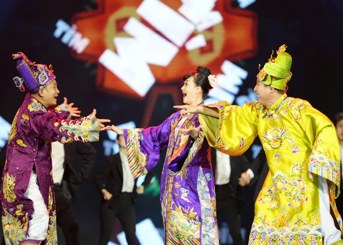 Dàn nghệ sĩ kỳ cựu được xem là linh hồn của chương trình Táo Quân. Dàn nghệ sĩ kỳ cựu được xem là linh hồn của chương trình Táo Quân.