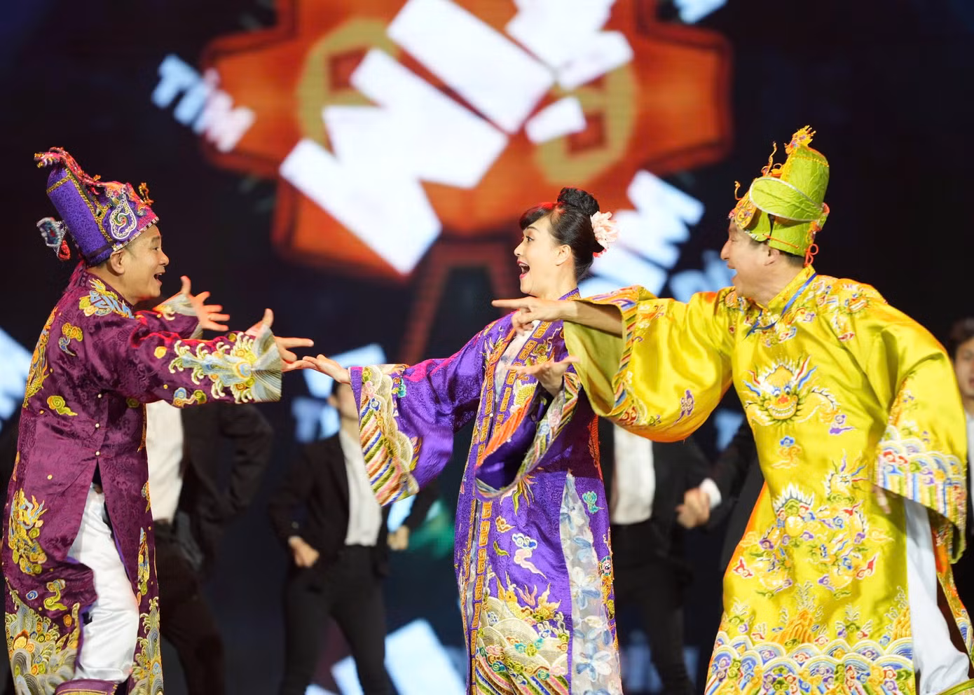 Dàn nghệ sĩ kỳ cựu được xem là linh hồn của chương trình Táo Quân. Dàn nghệ sĩ kỳ cựu được xem là linh hồn của chương trình Táo Quân.