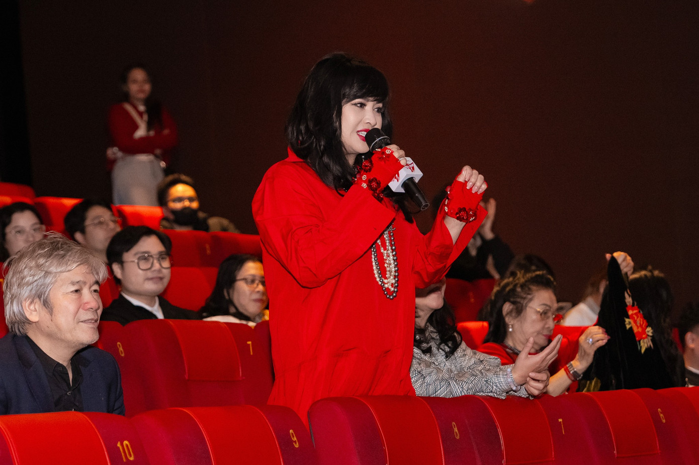 NSND Lê Khanh, NSND Thanh Lam dành lời khen cho Trấn Thành. NSND Lê Khanh, NSND Thanh Lam dành lời khen cho Trấn Thành.