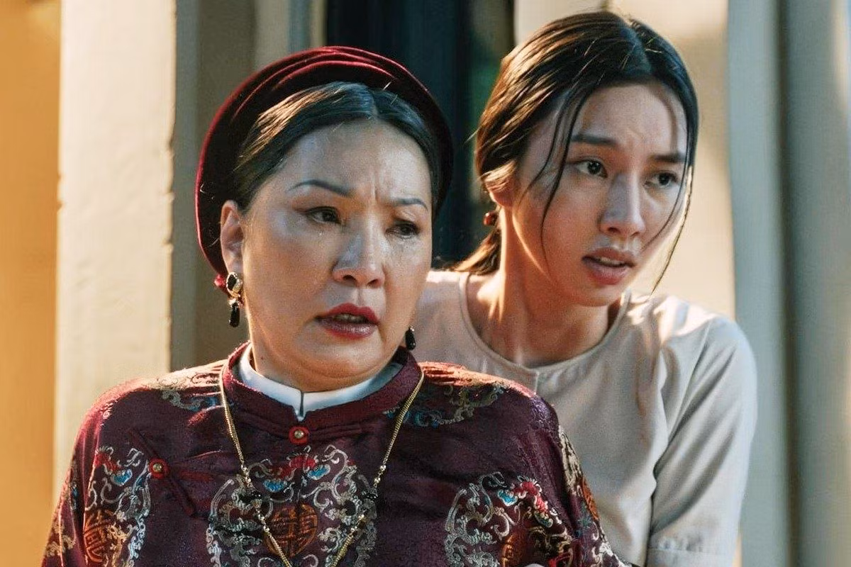Thùy Tiên vào vai hầu gái trong phim kinh dị Linh miêu: Quỷ nhập tràng. Thùy Tiên vào vai hầu gái trong phim kinh dị Linh miêu: Quỷ nhập tràng.
