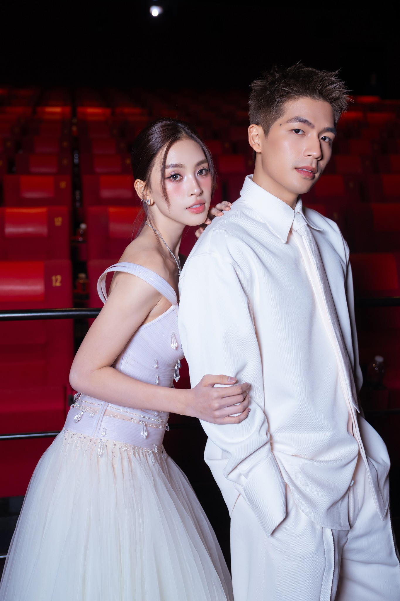 Diễn xuất của Hoa hậu Tiểu Vy tiến bộ rõ rệt khi đảm nhận vai nữ chính trong Bộ tứ báo thủ. Diễn xuất của Hoa hậu Tiểu Vy tiến bộ rõ rệt khi đảm nhận vai nữ chính trong Bộ tứ báo thủ.