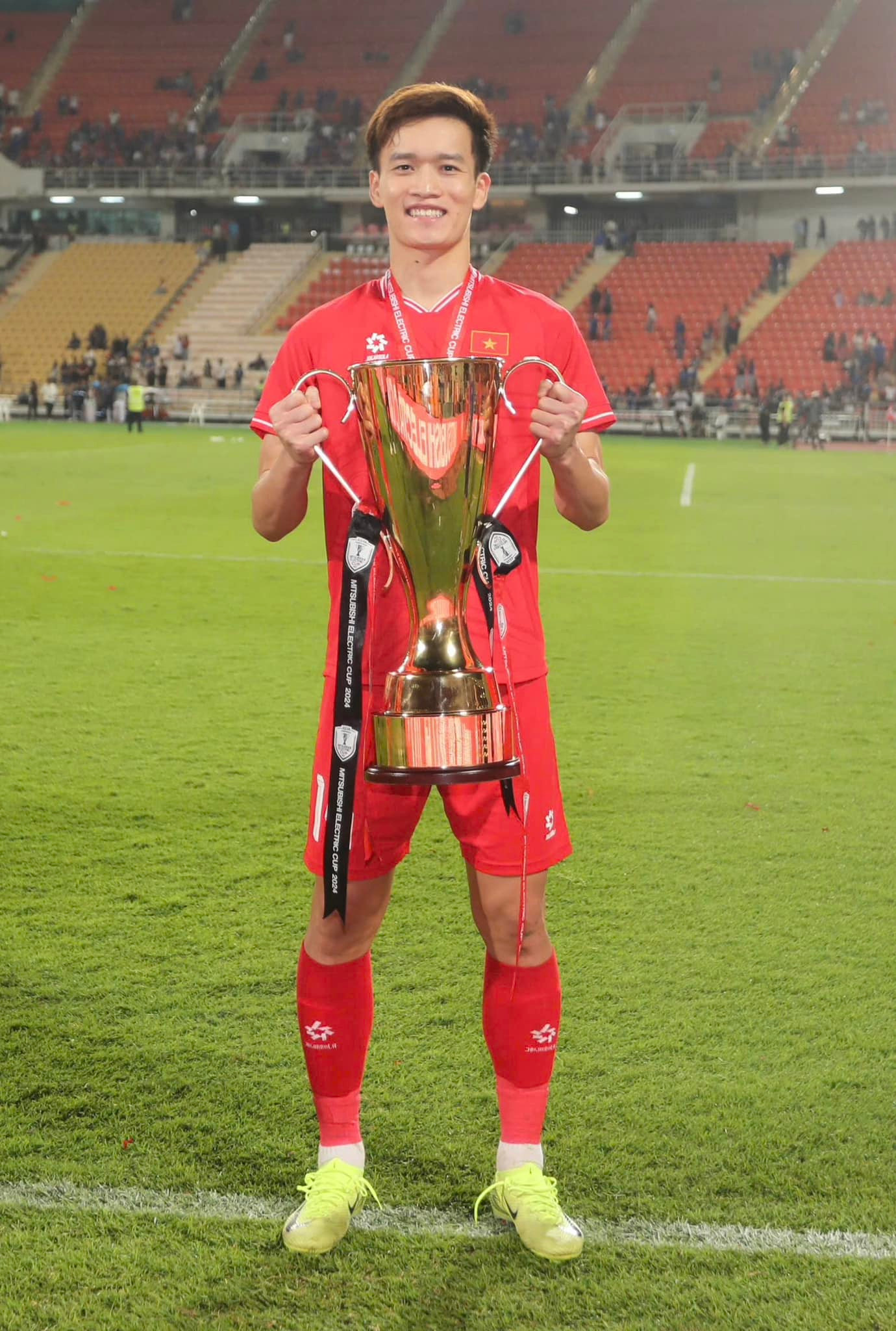 Chia sẻ sau trận chung kết ASEAN Cup 2024, tiền vệ Hoàng Đức cho biết từ trận đầu tới trận cuối, tuyển Việt Nam đi qua rất nhiều khó khăn. &quot;Đây là chức vô địch tuyệt vời. Toàn đội cố gắng tới phút cuối và đã giành chiến thắng. Tôi và đồng đội xin phép được giành chiến thắng này cho toàn thể người hâm mộ bóng đá Việt Nam&quot;, tiền vệ CLB Ninh Bình nói.