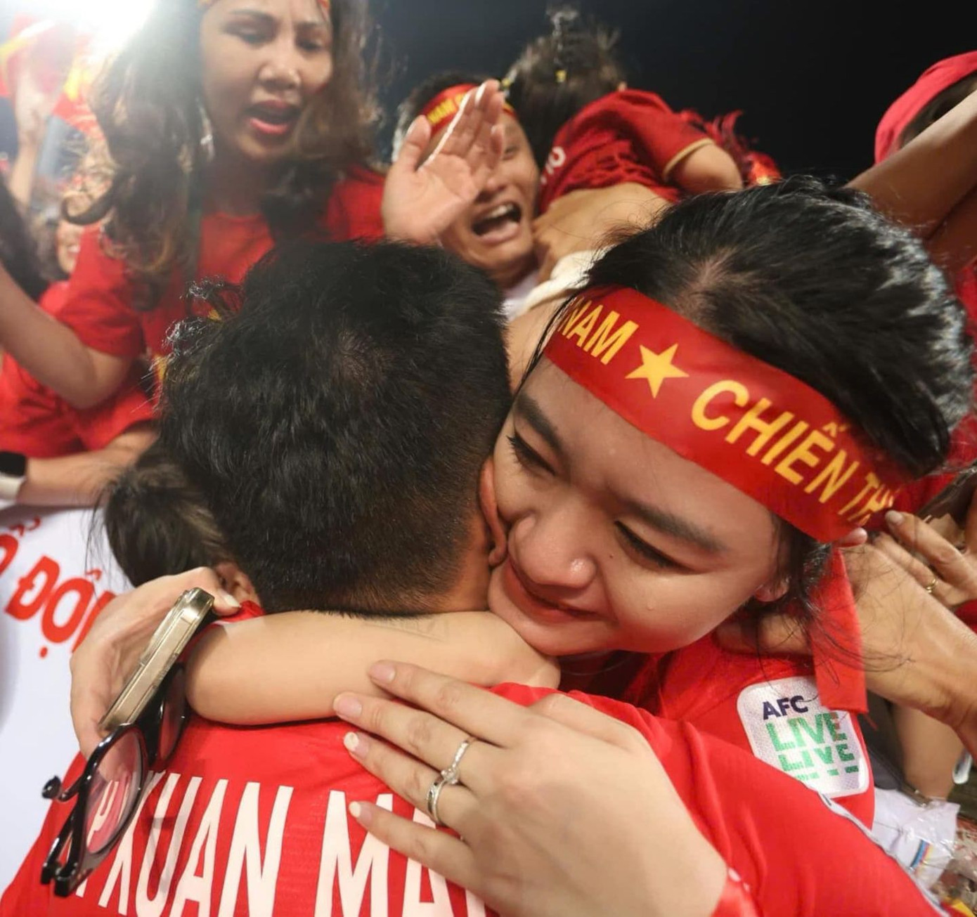 Khoảnh khắc Xuân Mạnh ôm cup đi ngủ thu hút hàng chục nghìn lượt tương tác trên mạng xã hội. Trước đó, hình ảnh nam cầu thủ và vợ ôm nhau bật khóc sau khi giành cup vô địch khiến khán giả xúc động.