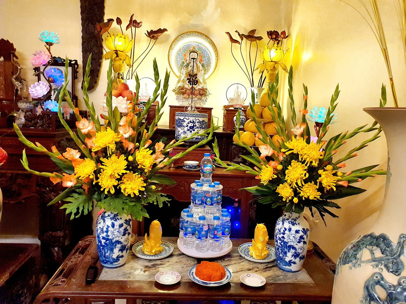 Không gian thờ cúng của gia đình diễn viên Thu Hà. "Tất cả đã sẵn sàng đón năm mới", cô chia sẻ.