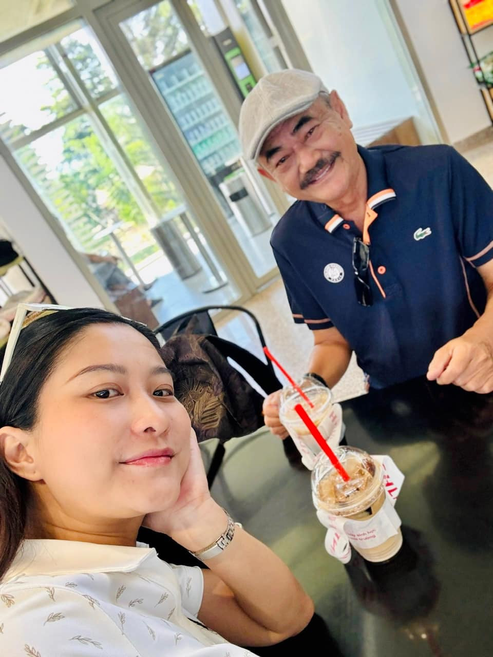 Đầu năm 2024, NSND Việt Anh và bạn gái 9X công khai ảnh chụp chung trên trang cá nhân. Tuy nhiên, sau khi đo lường phản ứng của khán giả, NSND Việt Anh phủ nhận hẹn hò.