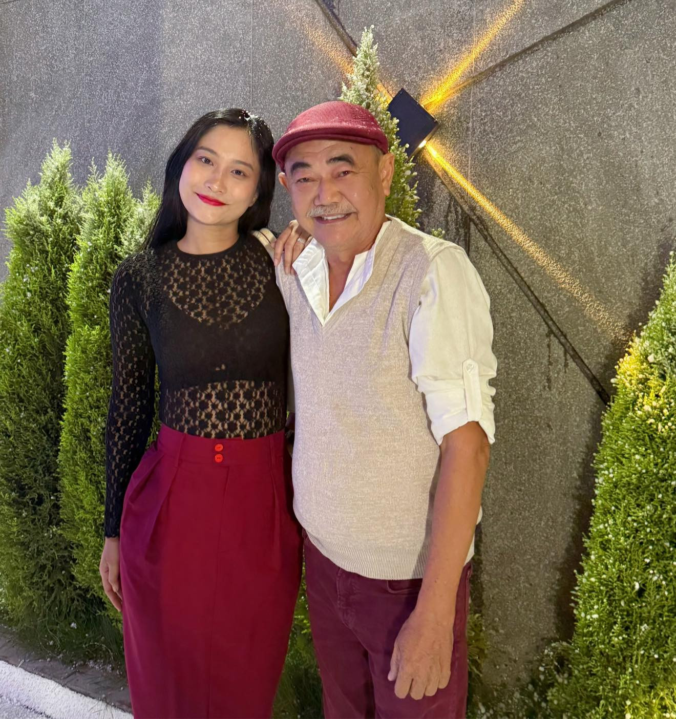 Bạn gái của NSND Việt Anh thuộc thế hệ 9X. Cô từng đóng phim và kinh doanh online.