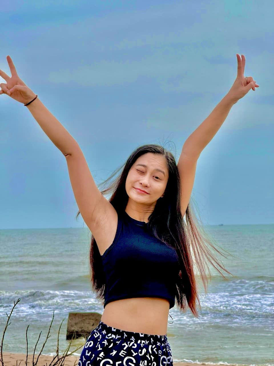 Cô thường xuyên chia sẻ những khoảnh khắc đời thường bên NSND Việt Anh. Cả hai đi du lịch, nấu ăn chung, dạo phố hoặc gặp gỡ đồng nghiệp trong showbiz.