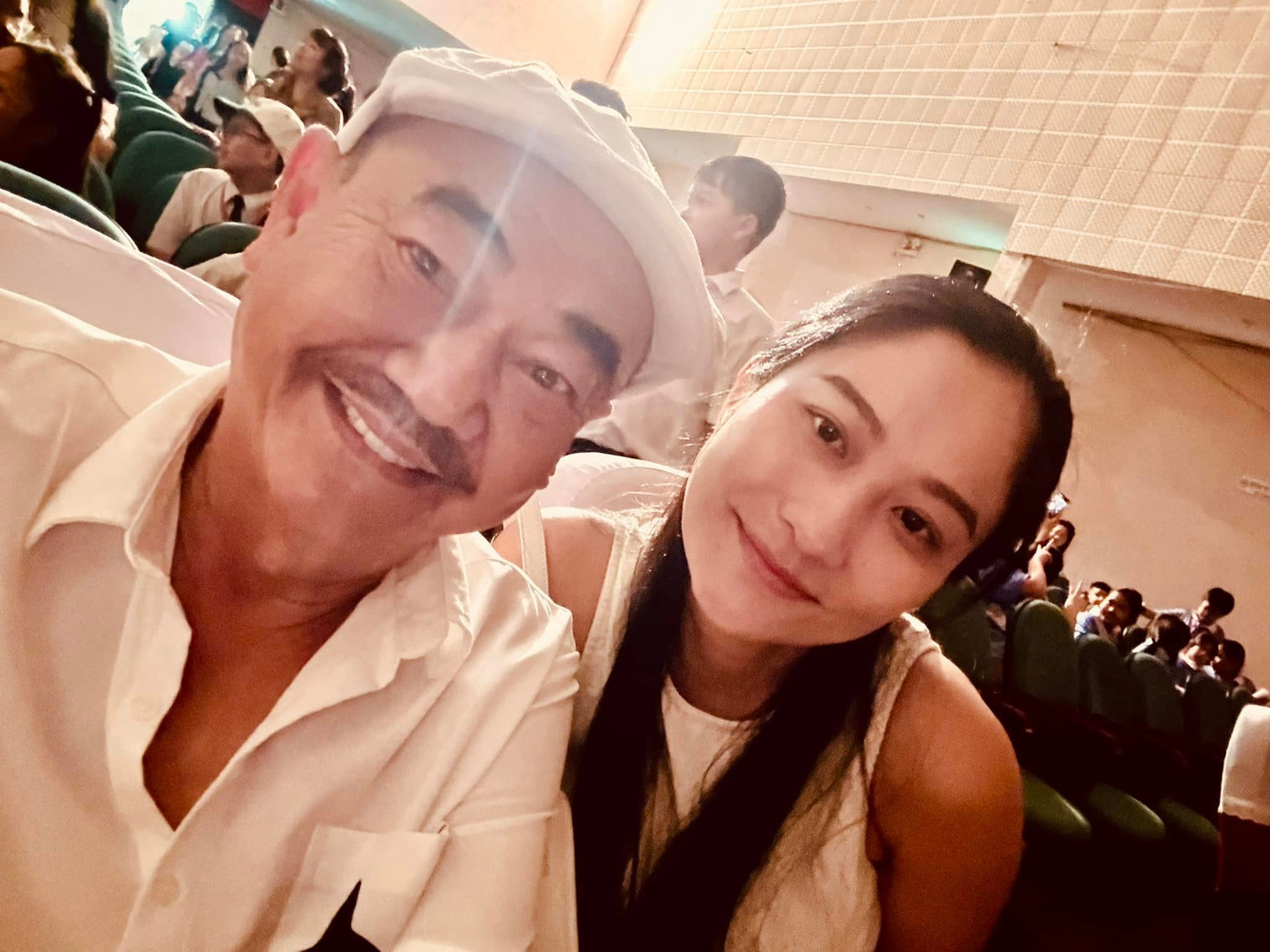 “Cảm xúc tự thân, yêu thương tự có. Có gì sai? Không vi phạm pháp luật, không ảnh hưởng đến ai. Gia đình đều yêu thương, tôi tự hỏi chúng tôi có gì làm tổn thương ai?”, NSND Việt Anh đáp trả.