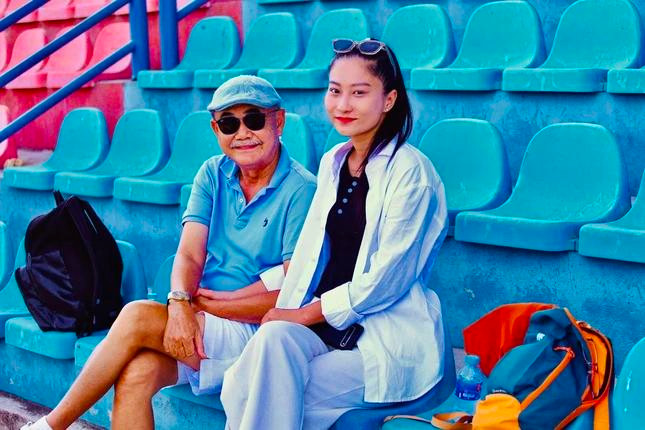 Ông được phong tặng danh hiệu Nghệ sĩ Nhân dân (NSND) vào năm 2019. Về đời tư, NSND Việt Anh từng kết hôn với diễn viên Phương Linh và có một con gái. NSND Việt Anh xem vợ cũ là một người “bạn đẹp” và vẫn giữ liên lạc.