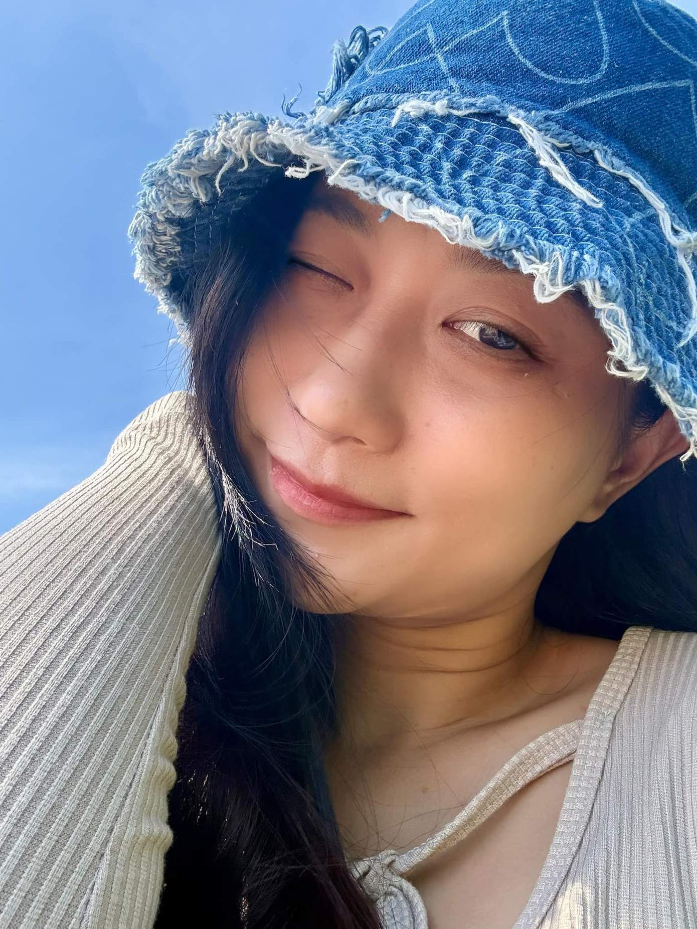 Cô thường xuyên chia sẻ những khoảnh khắc đời thường bên NSND Việt Anh. Cả hai đi du lịch, nấu ăn chung, dạo phố hoặc gặp gỡ đồng nghiệp trong showbiz.