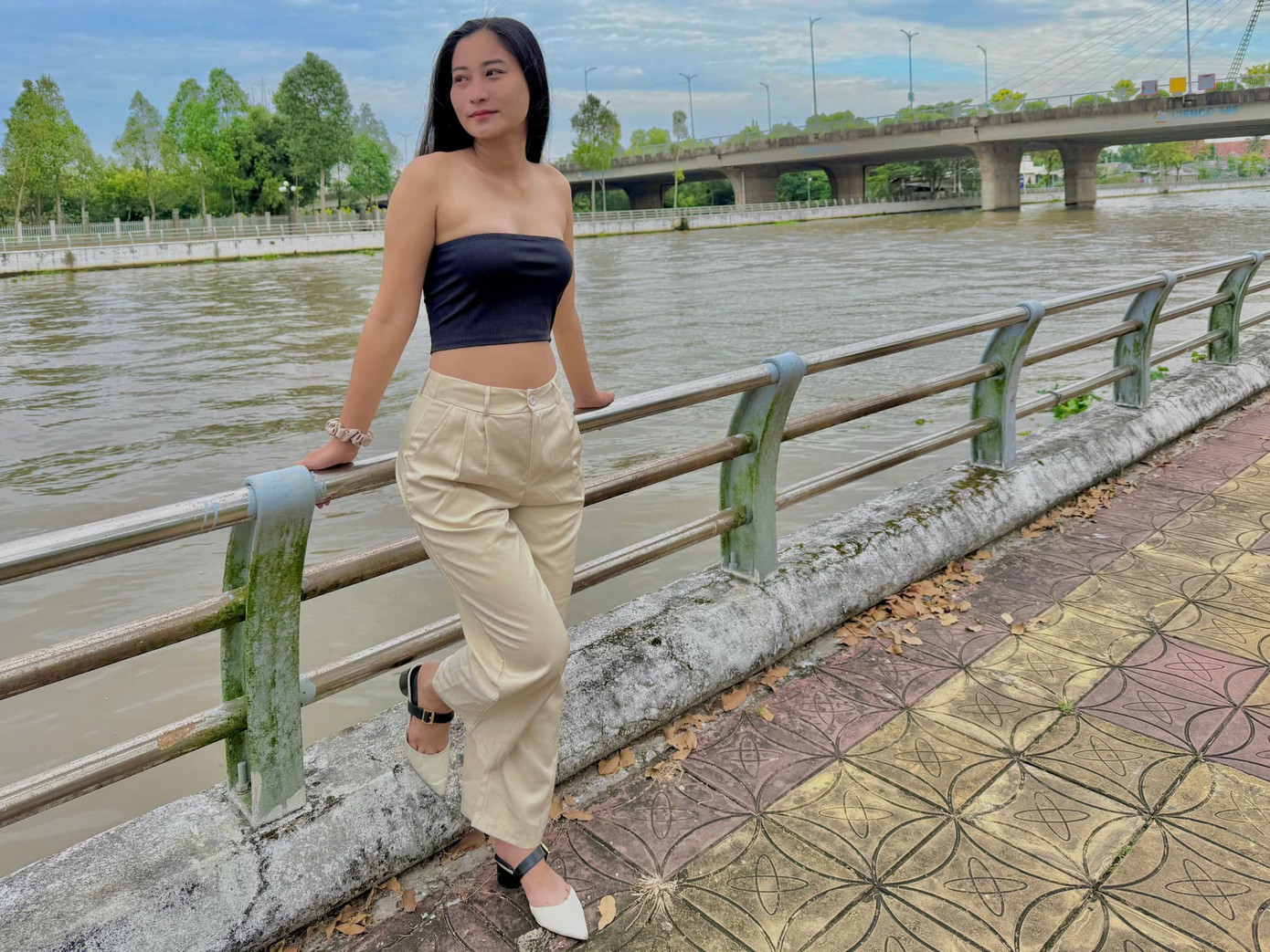 Cô thường xuyên chia sẻ những khoảnh khắc đời thường bên NSND Việt Anh. Cả hai đi du lịch, nấu ăn chung, dạo phố hoặc gặp gỡ đồng nghiệp trong showbiz.