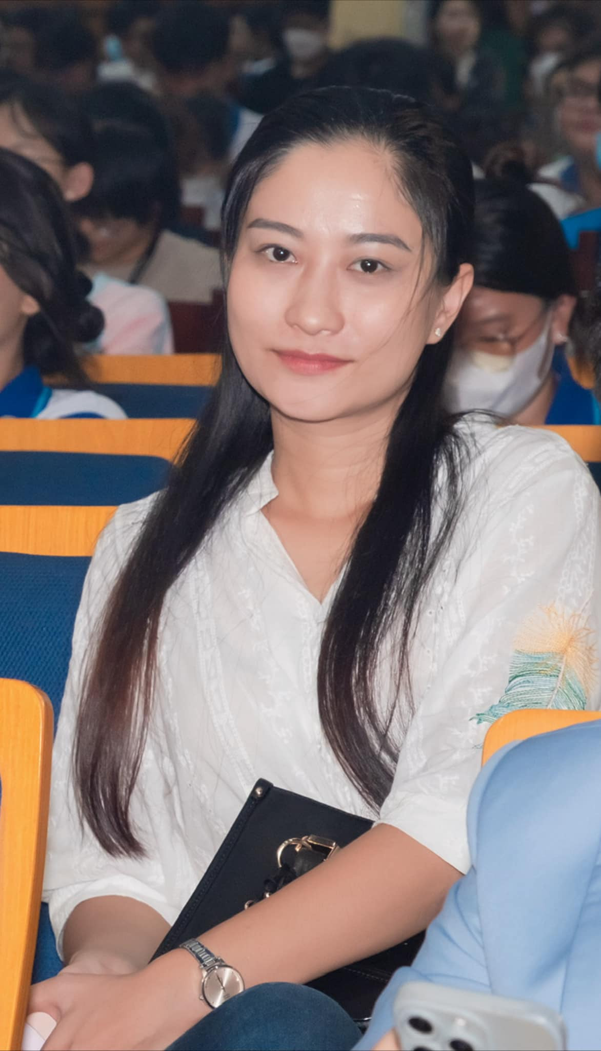 Cô thường xuyên chia sẻ những khoảnh khắc đời thường bên NSND Việt Anh. Cả hai đi du lịch, nấu ăn chung, dạo phố hoặc gặp gỡ đồng nghiệp trong showbiz.