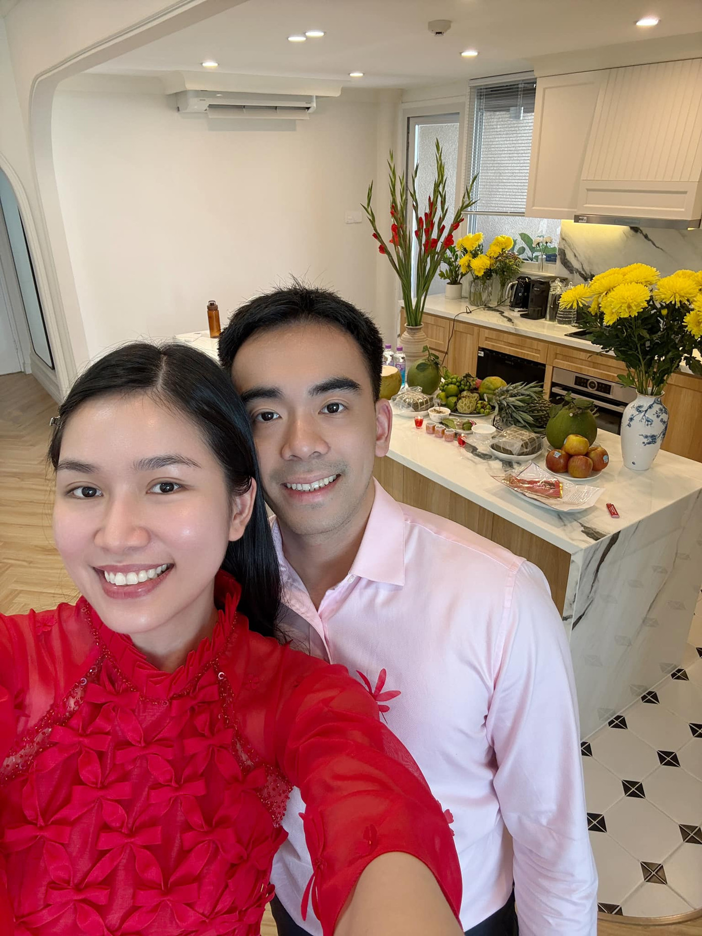 Năm thứ hai Á hậu Phương Anh cùng chồng đón năm mới ở nhà riêng. Cặp đôi chuẩn bị mâm cỗ chay với bánh chưng và hoa quả.