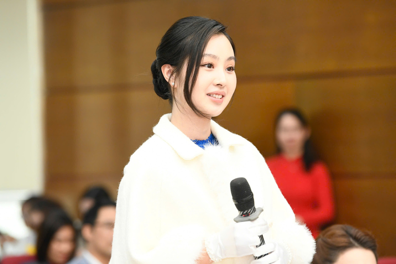 Đồng quan điểm với Kim Trà My và Ngọc Nữ, người đẹp Phạm Giáng My cho rằng Giải thưởng “Bền Đam Mê” là cầu nối hỗ trợ các bạn trẻ theo đuổi đam mê. Giúp họ có động lực, sự khích lệ trên hành trình chinh phục đỉnh cao trong lĩnh vực mình lựa chọn.