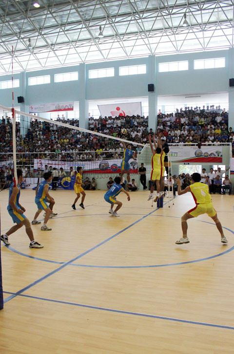 Trận bán kết 1 nam giữa ĐH Cần Thơ và ĐH TDTT TPHCM