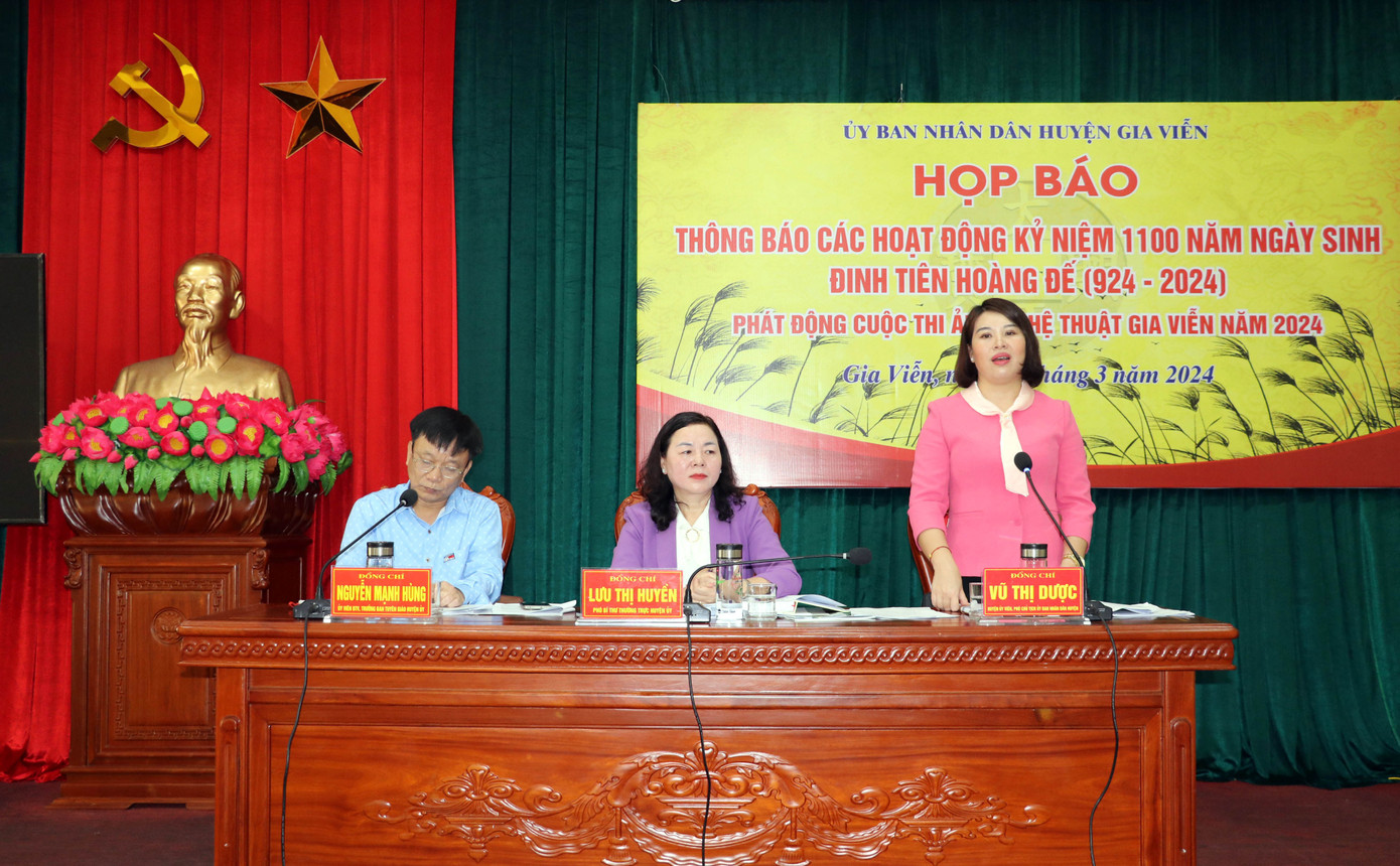 Bối cảnh buổi họp báo.