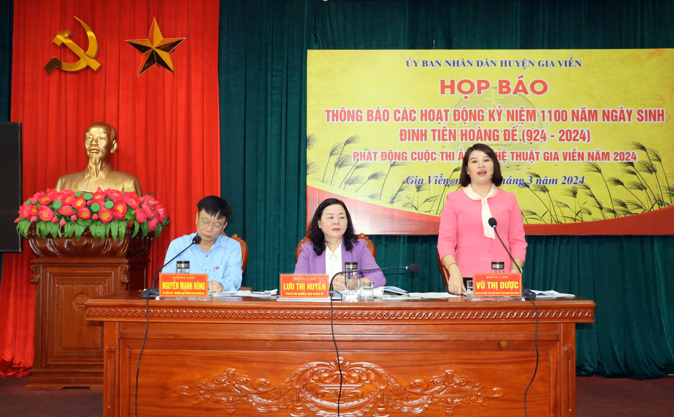 Bối cảnh buổi họp báo.