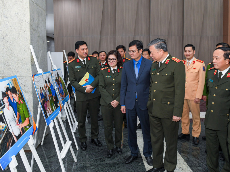 Tại hội nghị, Đại tướng Tô Lâm - Bộ trưởng Bộ Công an và anh Bùi Quang Huy - Bí thư thứ nhất Trung ương Đoàn TNCS Hồ Chí Minh tham quan Triển lãm ảnh "Tôi làm Công an xã" bên lề hội nghị.