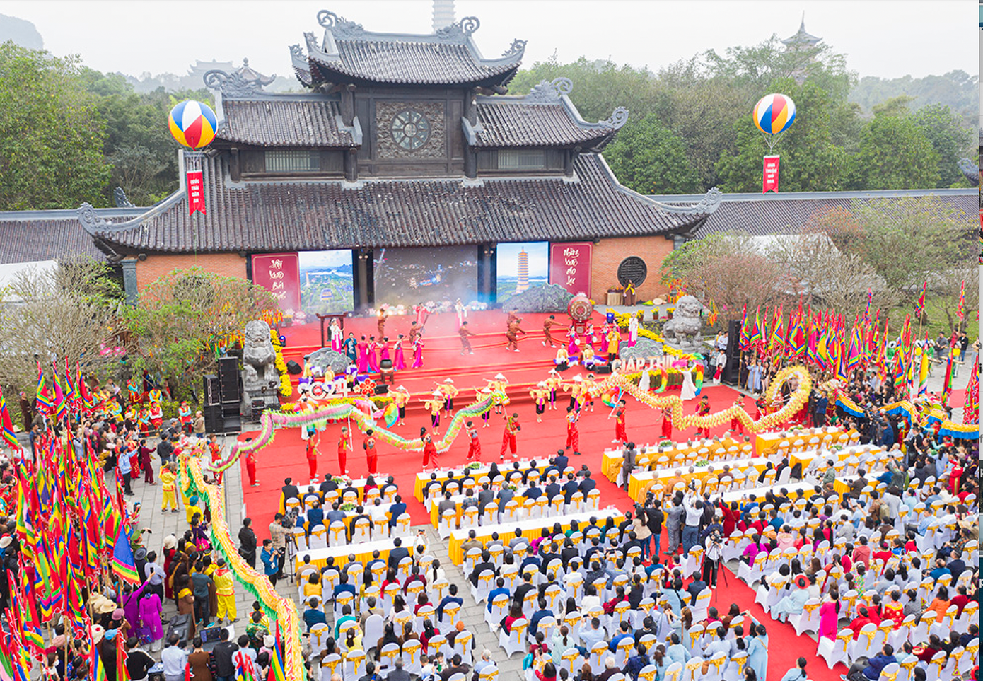 Du khách nườm nượp chiêm bái chùa Bái Đính dịp đầu năm. Du khách nườm nượp chiêm bái chùa Bái Đính dịp đầu năm.