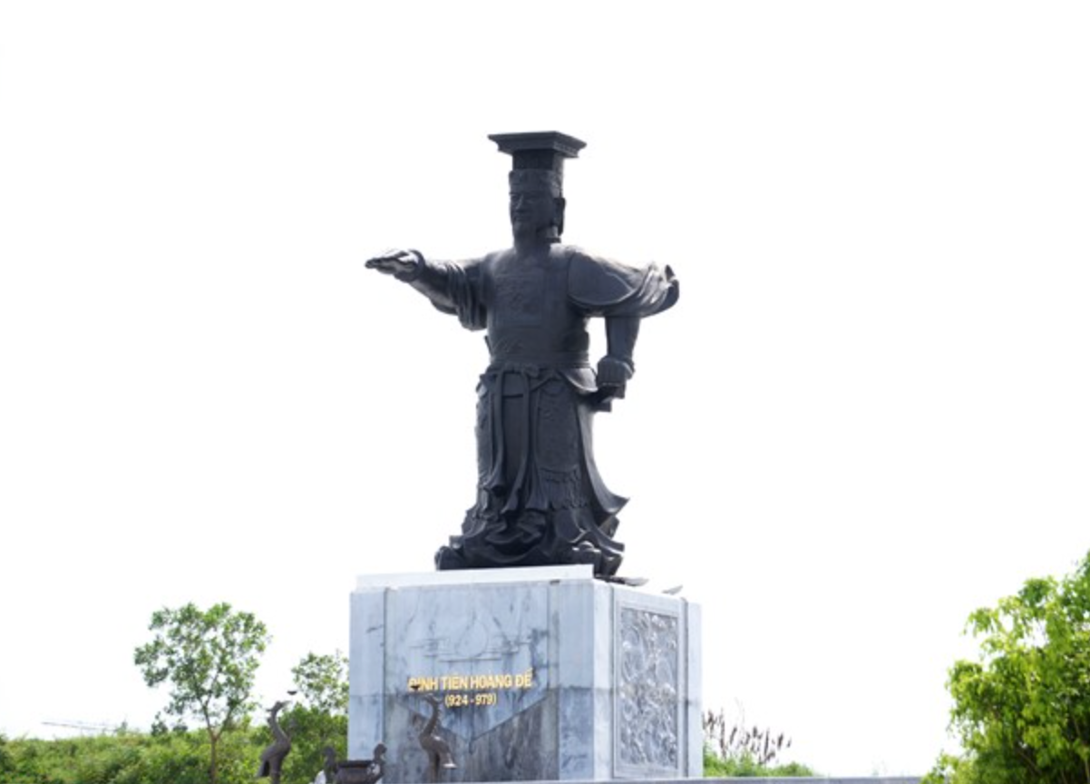 Tượng đài Đinh Tiên Hoàng.