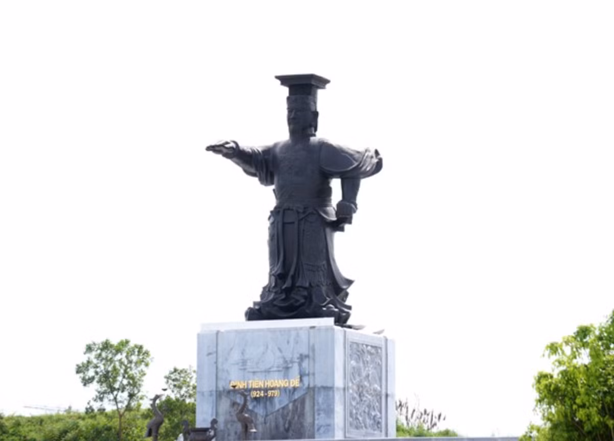 Tượng đài Đinh Tiên Hoàng.