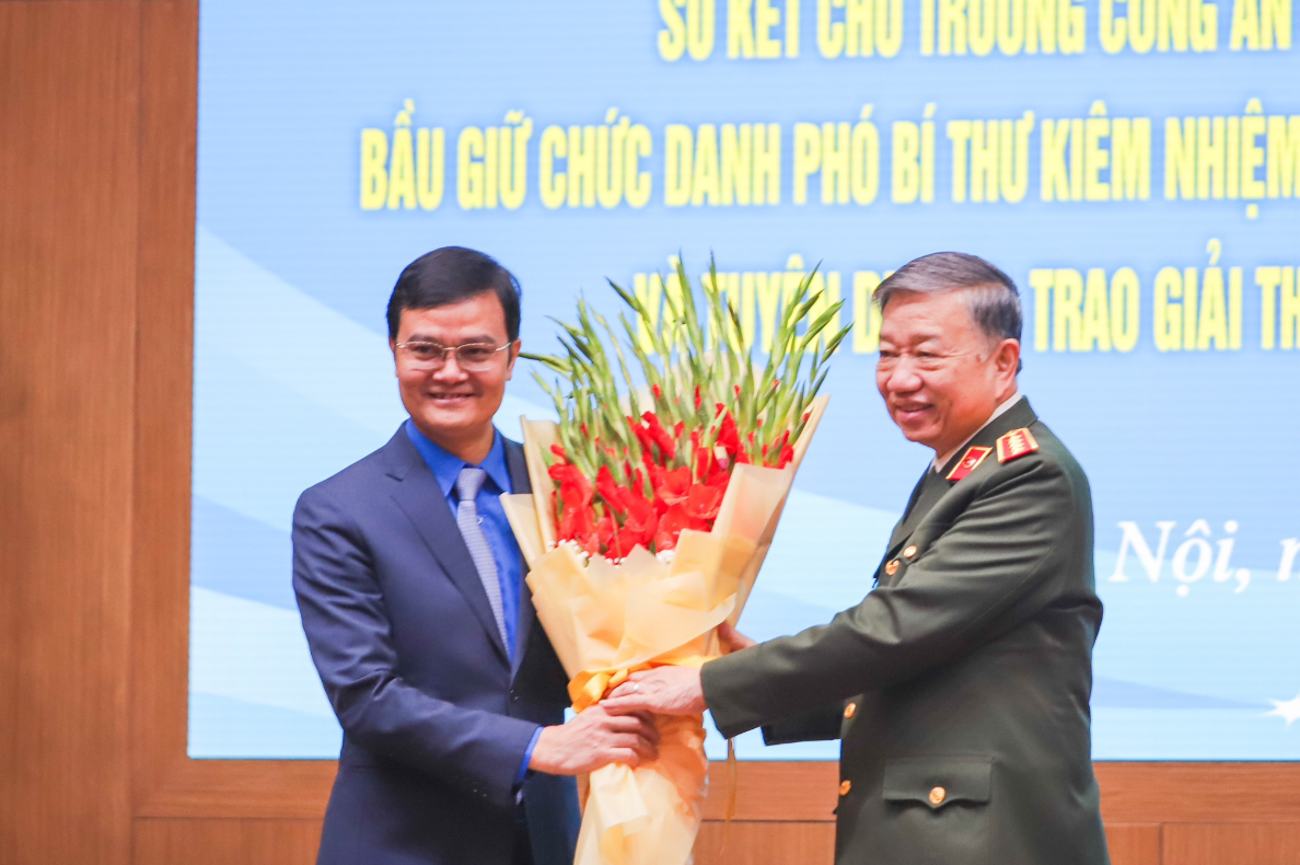 Bộ trưởng Tô Lâm tặng hoa chúc mừng Bí thư Thứ nhất Trung ương Đoàn Bùi Quang Huy nhân kỷ niệm 93 năm Ngày thành lập Đoàn TNCS Hồ Chí Minh. Ảnh: Phạm Nam