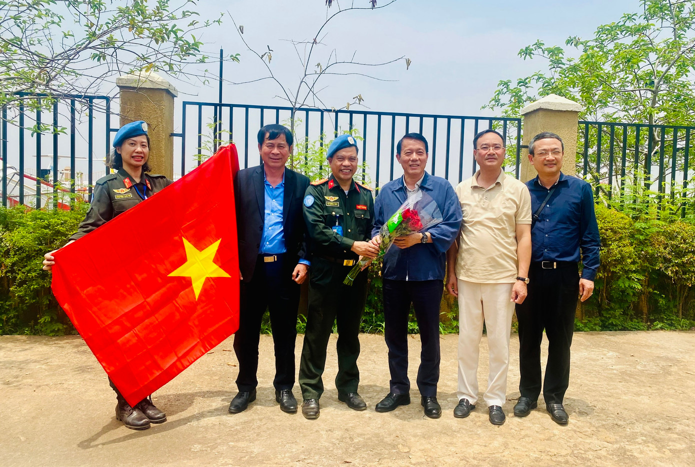 Thứ trưởng Lương Tam Quang cùng Đoàn sĩ quan Công an, Quân đội Việt Nam đang tham gia GGHB LHQ. Ảnh: BCA Thứ trưởng Lương Tam Quang cùng Đoàn sĩ quan Công an, Quân đội Việt Nam đang tham gia GGHB LHQ. Ảnh: BCA