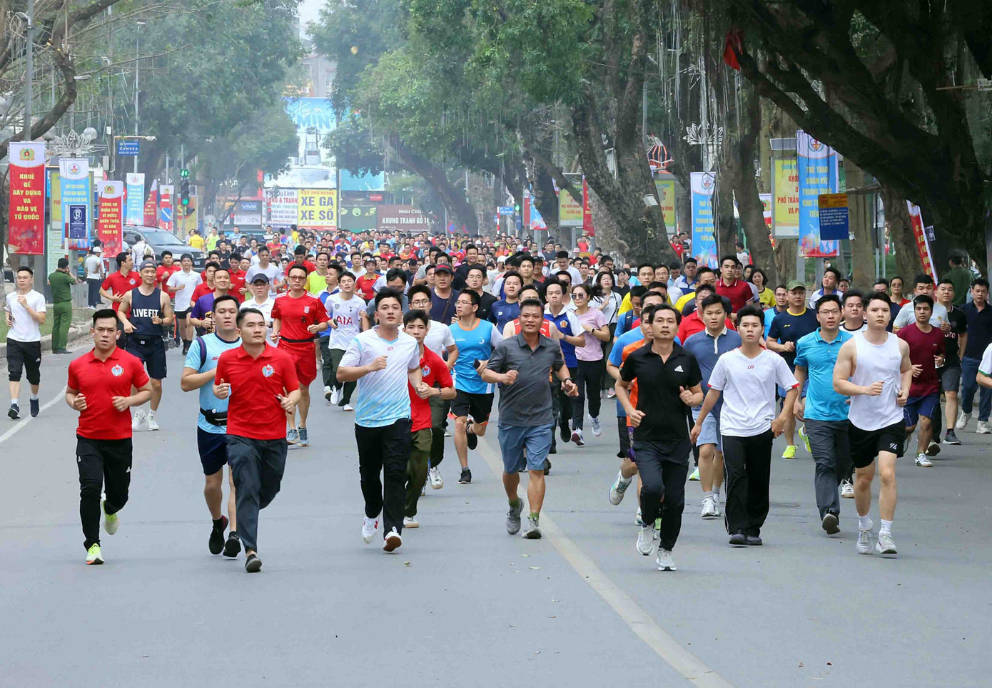 Hàng nghìn cán bộ, chiến sĩ tham gia "Ngày chạy Olympic vì sức khỏe toàn dân năm 2024’. Hàng nghìn cán bộ, chiến sĩ tham gia "Ngày chạy Olympic vì sức khỏe toàn dân năm 2024’.