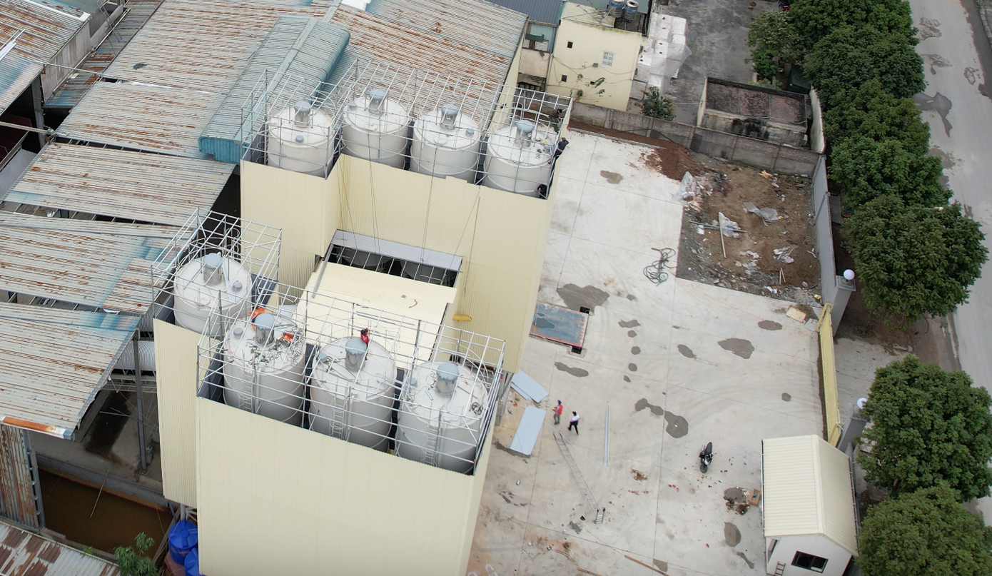 Dù bị xử phạt, yêu cầu dừng, nhưng nhiều công nhân vẫn tiếp tục thi công.