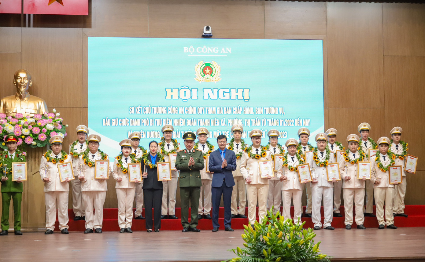 Bộ trưởng Tô Lâm cùng anh Bùi Quang Huy - Bí thư thứ nhất Trung ương Đoàn TNCS Hồ Chí Minh trao giấy khen cho các cá nhân. Ảnh: Phạm Nam