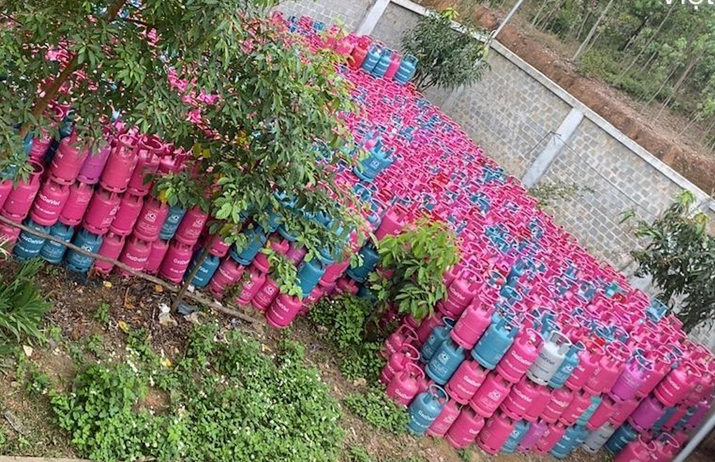 Vỏ bình gas của nhiều doanh nghiệp khác nằm trong khuôn viên Công ty TNHH Dầu khí Quảng Bình.