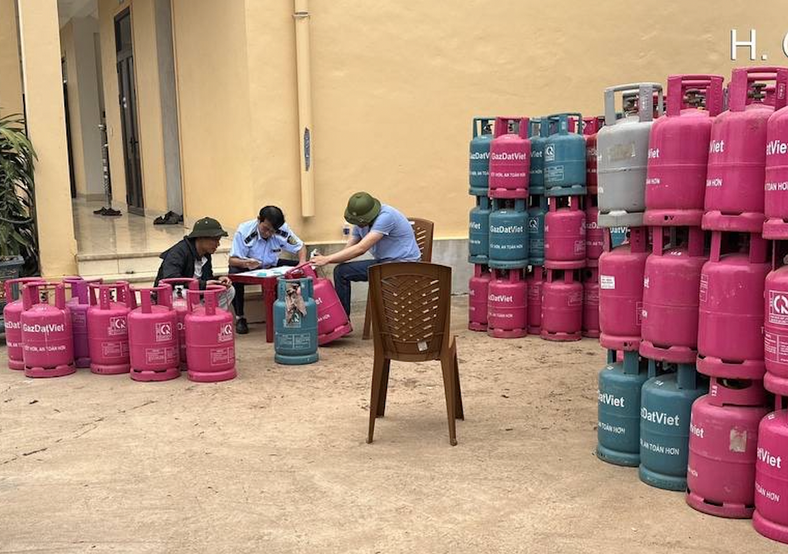 Lực lượng QLTT kiểm tra tại trạm chiết nạp của Công ty TNHH Dầu khí Quảng Bình.