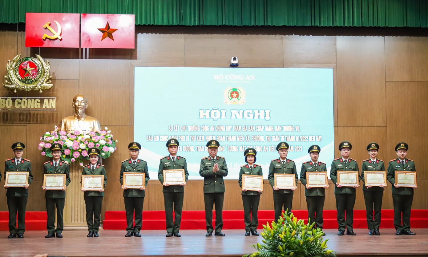 Bộ trưởng Tô Lâm trao bằng khen cho các tập thể, cá nhân. Ảnh: Phạm Nam