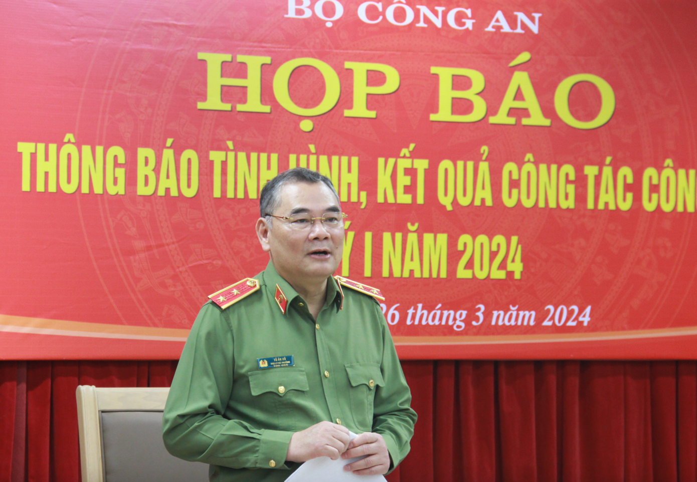 Trung tướng Tô Ân Xô, Người phát ngôn Bộ Công an thông tin tại cuộc họp báo. Trung tướng Tô Ân Xô, Người phát ngôn Bộ Công an thông tin tại cuộc họp báo.