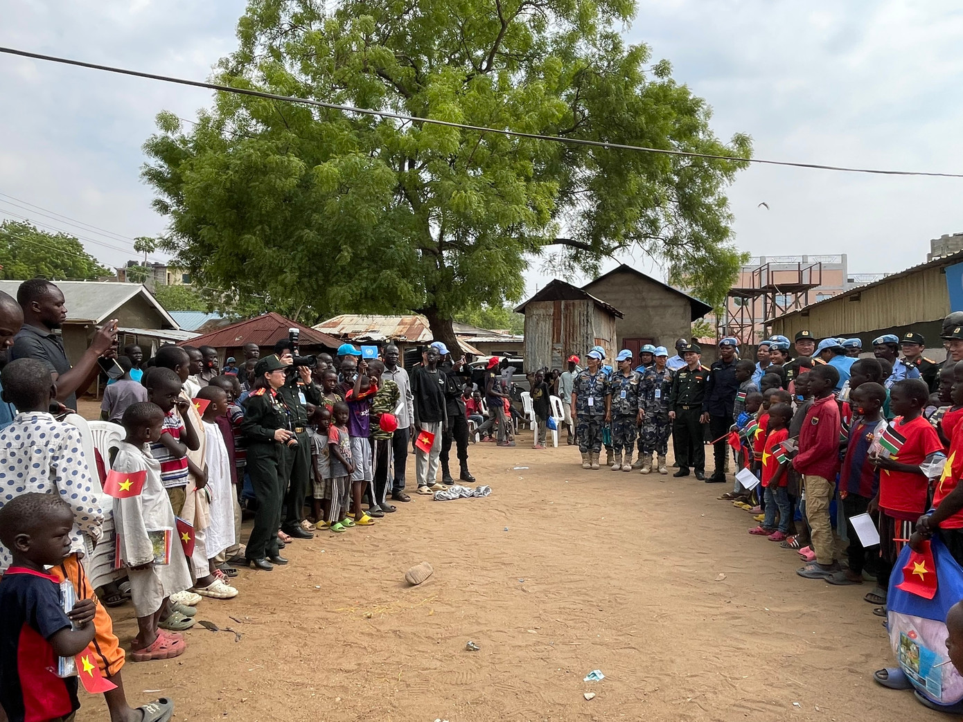 Sĩ quan cùng người dân Sudan đón đoàn công tác. Ảnh: BCA Sĩ quan cùng người dân Sudan đón đoàn công tác. Ảnh: BCA