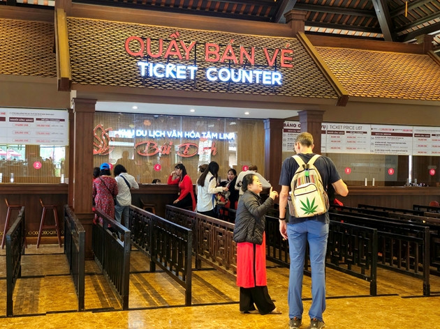 Khu vực quầy bán vé, nhà chờ chất lượng dịch vụ "5 sao". Khu vực quầy bán vé, nhà chờ chất lượng dịch vụ "5 sao".