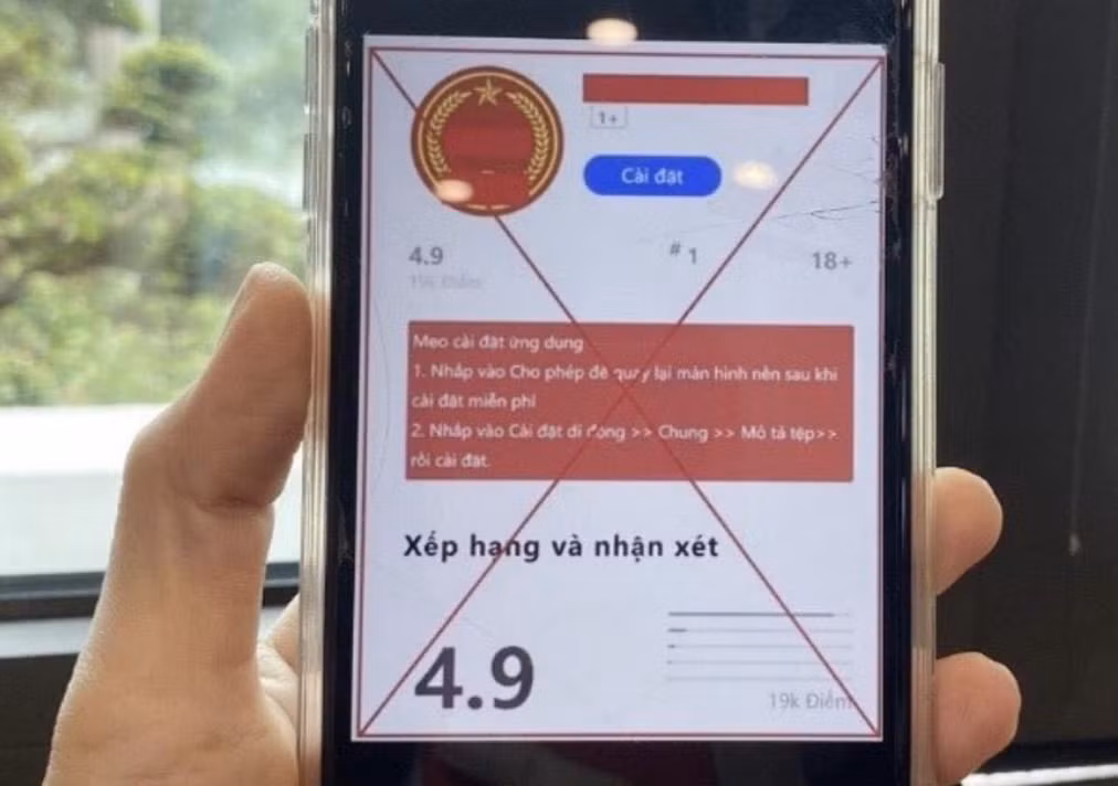 Một người đàn ông bị kẻ gian hướng dẫn cài đặt phải phần mềm giả mạo dịch vụ công và mất 800 triệu đồng.