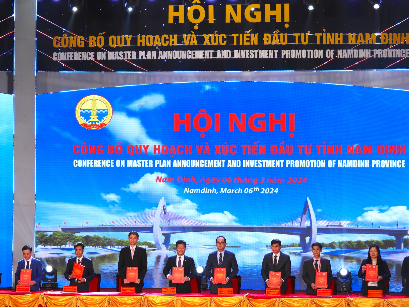 7 doanh nghiệp được trao quyết định đầu tư tại hội nghị. Ảnh: M.Đ 7 doanh nghiệp được trao quyết định đầu tư tại hội nghị. Ảnh: M.Đ