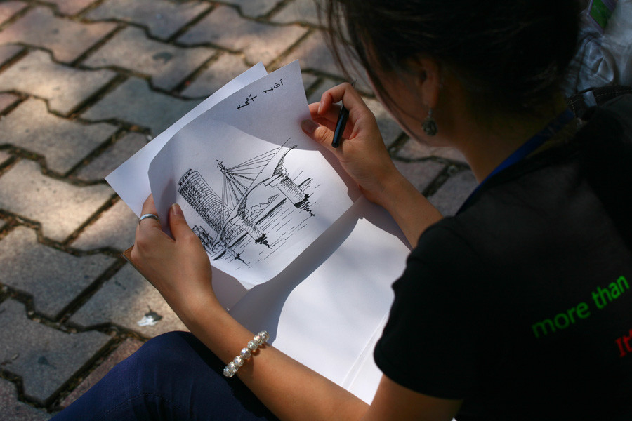 Hình ảnh sông Hàn hiện lên qua ngòi chì phác thảo