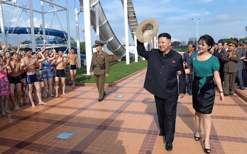 Mọi người trong khu vui chơi vẫy tay chào vợ chông nhà lãnh đạo Kim Jong Un