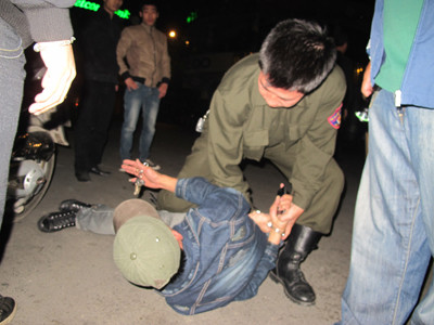 Khống chế đối tượng vi phạm có hành vi chống đối cảnh sát