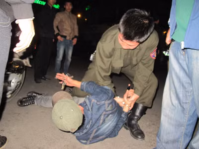 Khống chế đối tượng vi phạm có hành vi chống đối cảnh sát