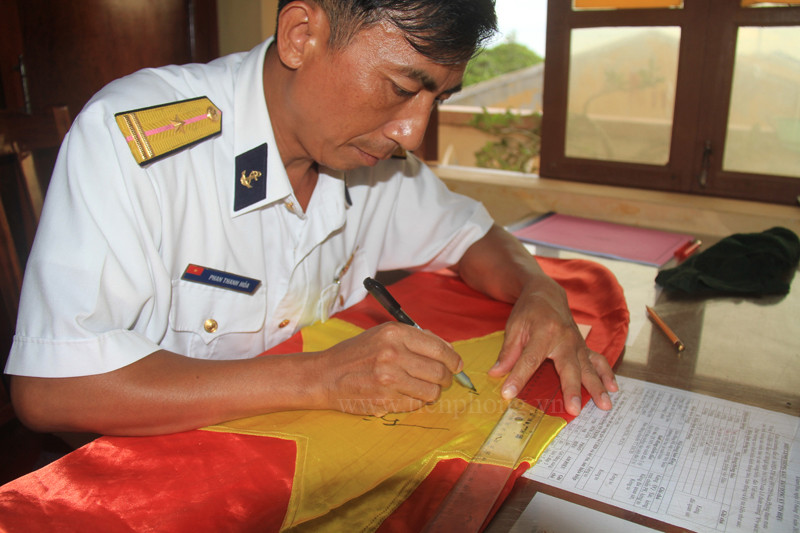 Lá cờ sẽ được viết chữ...Ảnh: Trường Phong