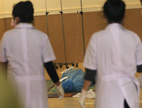 Thi thể những nạn nhân đầu tiên được tìm thấy đã được đặt tạm tại một đền thờ ở Pakse (Ảnh: AP). Xác những nạn nhân đầu tiên được tìm thấy đã được đặt tạm tại một đền thờ ở Pakse (Ảnh: AP)