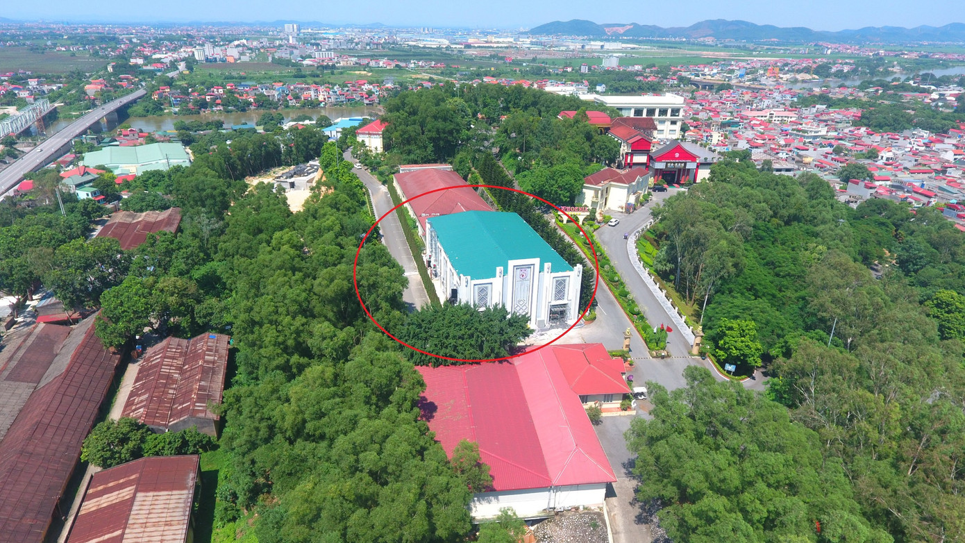 Công ty TNHH Tập đoàn quốc tế Phượng Hoàng bị TP Bắc Ninh xử phạt 130 triệu đồng do xây dựng quán bar khi chưa được cấp phép xây dựng trong khuôn viên dự án Khu nghỉ dưỡng và giải trí quốc tế Phượng Hoàng. Ảnh: Quý Dung. Công ty TNHH Tập đoàn quốc tế Phượng Hoàng bị TP Bắc Ninh xử phạt 130 triệu đồng do xây dựng quán bar khi chưa được cấp phép xây dựng trong khuôn viên dự án Khu nghỉ dưỡng và giải trí quốc tế Phượng Hoàng. Ảnh: Quý Dung.