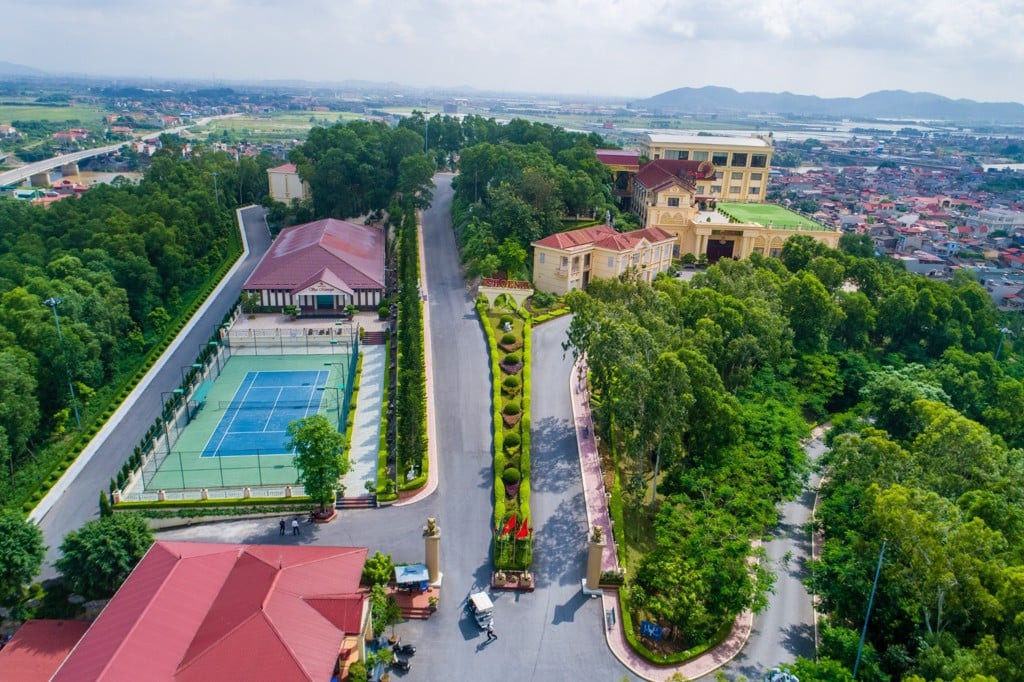 Vị trí xây dựng quán bar không phép của Công ty TNHH Tập đoàn quốc tế Phượng Hoàng trước đây là sân thể thao tennis. Vị trí xây dựng quán bar không phép của Công ty TNHH Tập đoàn quốc tế Phượng Hoàng trước đây là sân thể thao tennis.