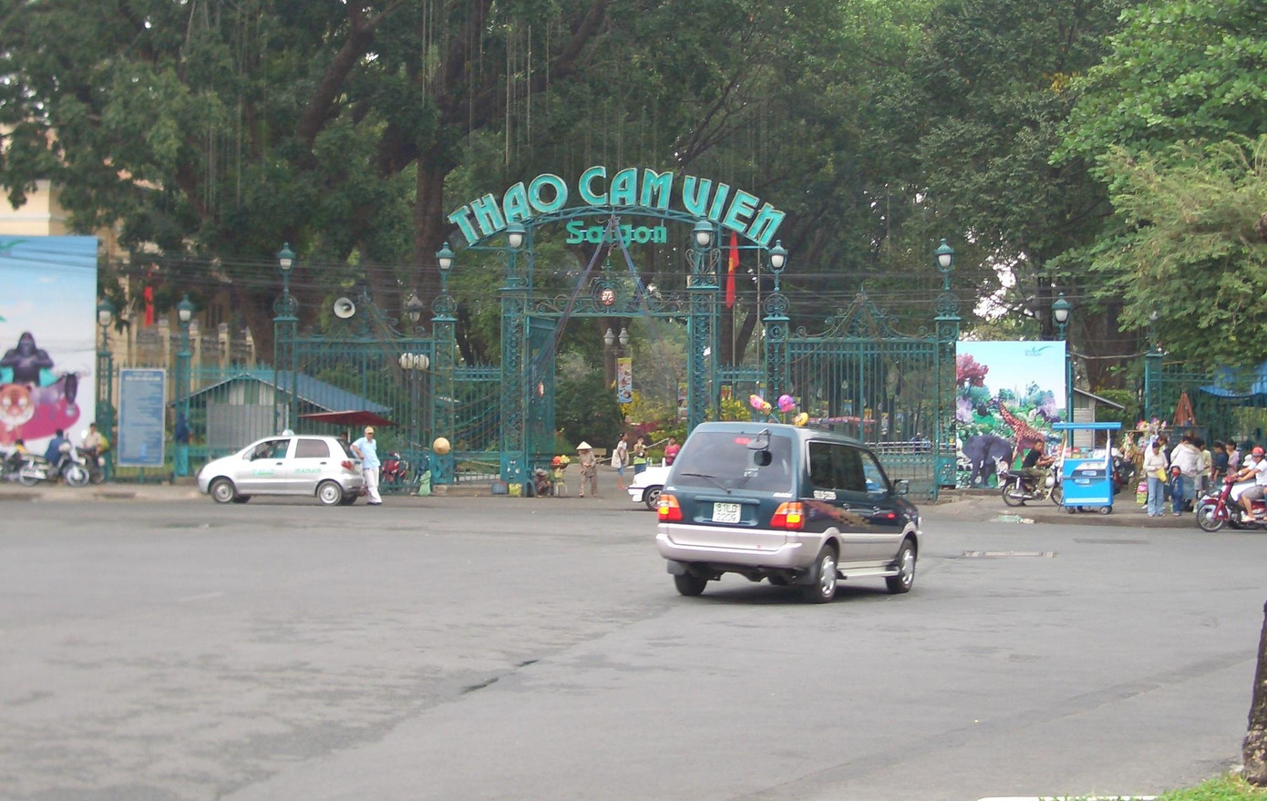 Khu vực cấm xe lưu thông bao gồm cả cổng chính vào Thảo Cầm Viên Sài Gòn (giao lộ Nguyễn Bỉnh Khiêm - Lê Duẩn)