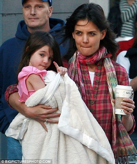 Bé được choàng thêm chiếc khăn len giá 140 bảng