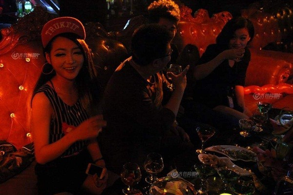 Anna rời quê lên thành phố và làm việc ở quán bar này từ 10 năm trước. Khác với A Hao, cô không sợ ánh mắt kỳ thị mà người thân ở quê dành cho mình